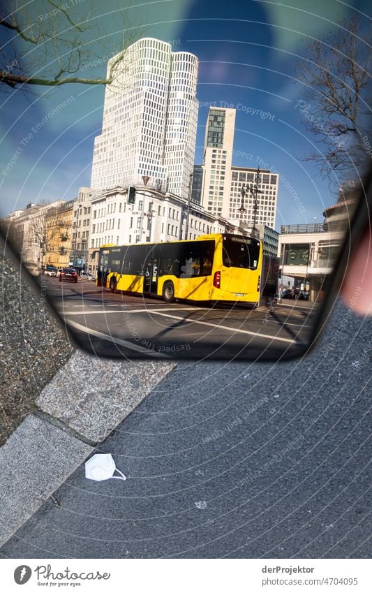 Hochhaus und BUs in der Spiegelung eines Smartphones in Berlin Berlin Zentrum Ferien & Urlaub & Reisen Schönes Wetter Tourismus Städtereise Freiheit Sightseeing