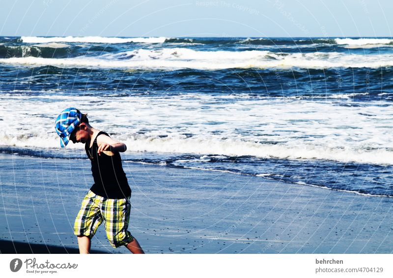 lachen tortuguero Landschaft Kind Ausflug Junge Schönes Wetter Tourismus Kindheit Freiheit Kontrast Ferne Meer Schwimmen & Baden laufen Horizont Himmel schön