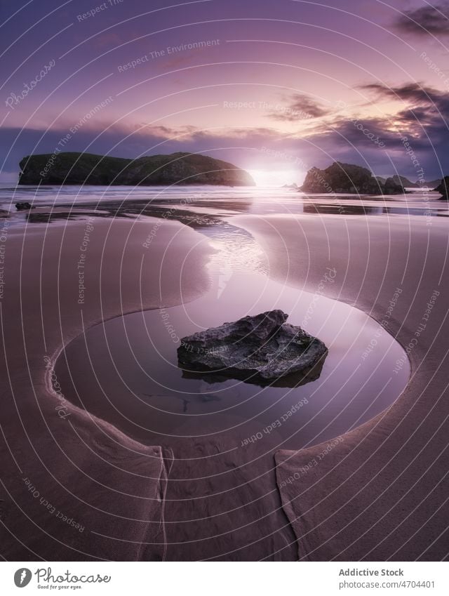 Strand von Borizo am Meer bei Sonnenuntergang Ufer MEER Wasser Felsen Stein Küste Meeresufer Natur felsig Meeresküste Asturien Spanien rau wolkig Seeküste Abend