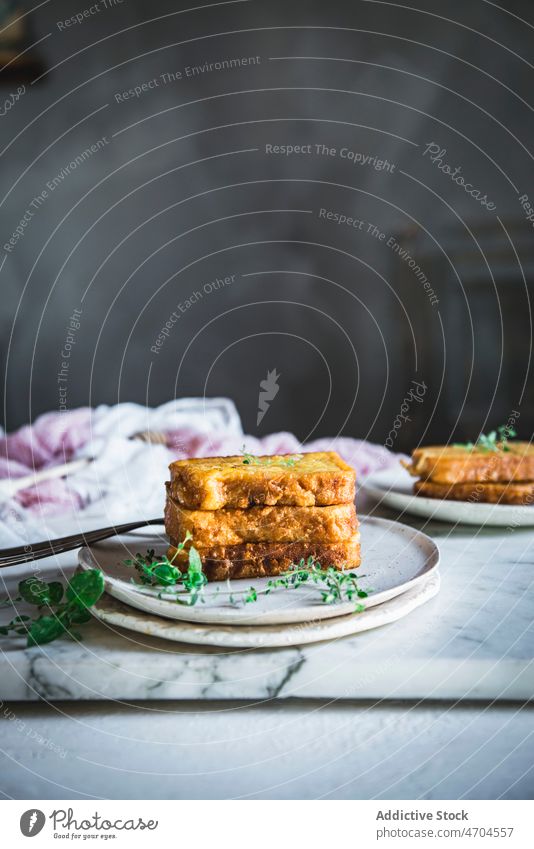 Leckere französische Toasts auf dem Tisch Französisch Zuprosten süß Frühstück Lebensmittel Snack Küche Brot gebraten lecker geschmackvoll frisch appetitlich