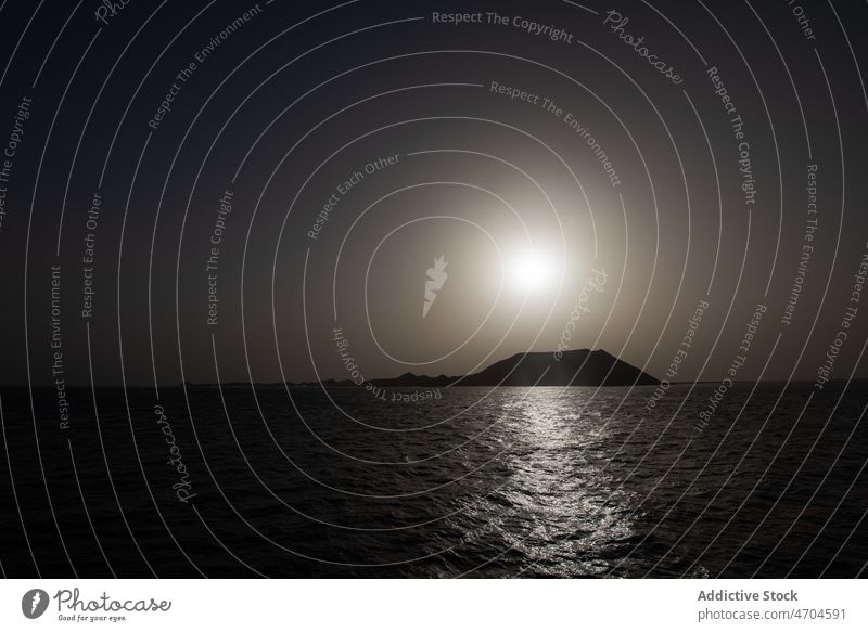 Meer mit Berg bei Sonnenuntergang MEER Wasser Felsen Natur Meereslandschaft Meerwasser Berge u. Gebirge felsig Abend Formation Umwelt endlos Oberfläche Klippe