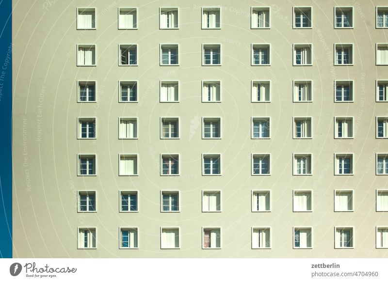 Marseille / Neubaublock architektur ferien frankreich marseille mittelmeer provence reise sonne stadt stimmung urban urlaub winter fassade fenster fensterfront