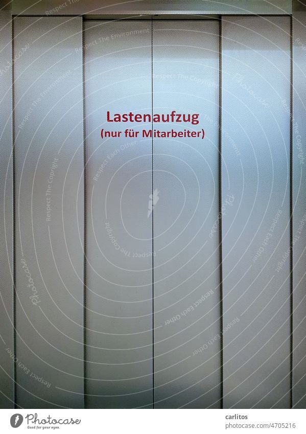 Wenn die Mitarbeiter zur Last werden | AufZUG mit SchriftZUG Aufzug Fahrstuhl Tür Lastenaufzug Personal Aufstieg Abstieg Beförderung Entlassung abwärts aufwärts