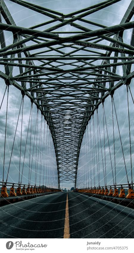 Low Angle Blick auf eine Brücke mit stürmischen Wolke Wolke - Himmel kumulonimbus Kumuluswolke Stadtleben Tourismus Autobahn fahren Reiseziele Wolkenkratzer