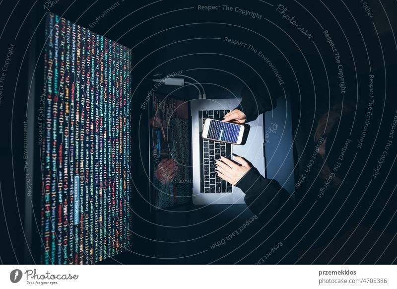 Bedrohung der Cybersicherheit. Junge Frau, die einen Computer benutzt und programmiert. Internet- und Netzwerksicherheit. Stehlen privater Informationen. Person, die Technologie nutzt, um Passwörter und private Daten zu stehlen