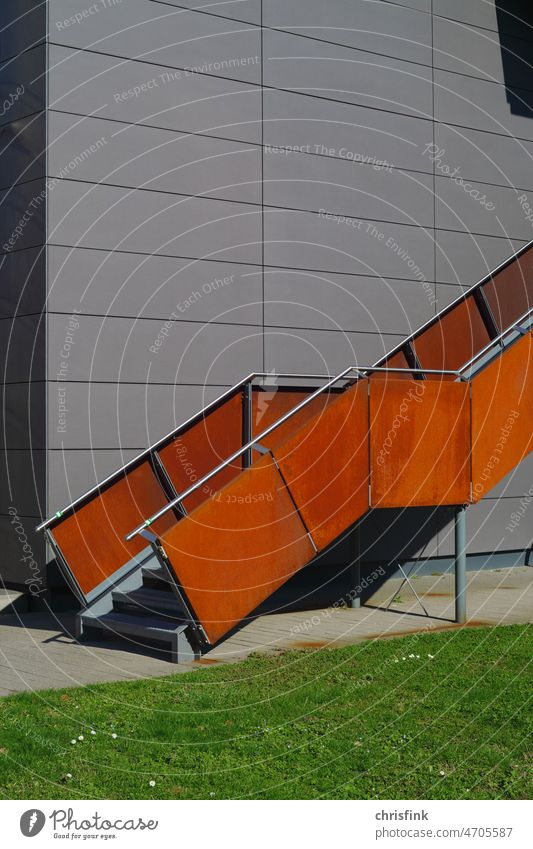 Metalltreppe mit rostigen Seitenwänden treppe metalltreppe stufe verrostet aufstieg absieg gebäude feuertreppe geländer halt aufwärts abwärts treppenstufe haus