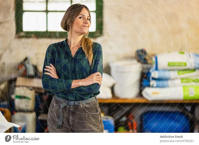 Lächelnde Frau in Scheune stehend Landwirt Baracke Bauernhof Landschaft Agronomie Industrie industriell ländlich rustikal Arbeiter Licht Freude Glück Uniform