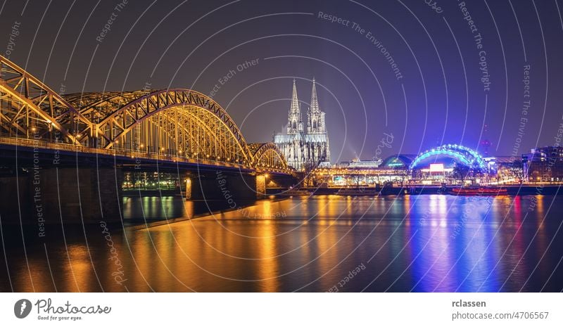 Kölner Dom mit Hohenzollernbrücke Großstadt Altstadt Rhein Deutschland Kathedrale dom Stadtbild Fluss Karneval kölsch Kirche Brücke Europa Dämmerung gotisch