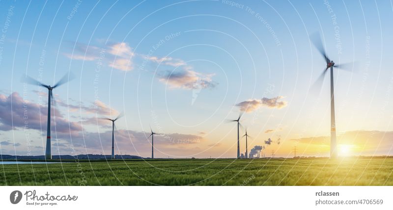 Panoramablick auf einen Windpark mit Kohlekraftwerk bei Sonnenuntergang Verdunstung Abenddämmerung Energie StromerzeugungEnergieversorgung regenerativ Feld