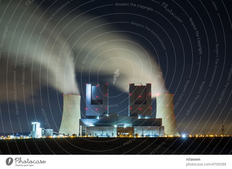 Kohlekraftwerk bei Nacht Kraftwerk mit Kohlefeuerung industriell Elektrizität strömen Kühlturm Elektrizitätswerk Energie Verdunstung co2 Braunkohlekraftwerk