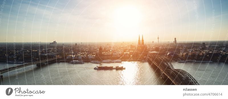 panoramablick auf die kölner stadt in der dämmerung Köln Großstadt Kölner Dom Altstadt Kathedrale Sonnenuntergang Rhein Hohenzollern Deutschland dom Fluss