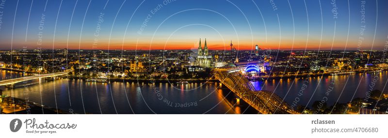 kölner skyline panorama bei sonnenuntergang Köln Großstadt Kölner Dom Altstadt Rhein Hohenzollern Hohenzollernbrücke Deutschland Kathedrale Fluss Karneval