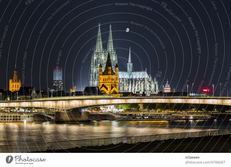 Kölner Dom bei Mondschein Großstadt Altstadt Rhein Hohenzollern Deutschland Kathedrale Fluss Kirche Brücke Abend gothik Tourismus Nacht Wahrzeichen Lichter