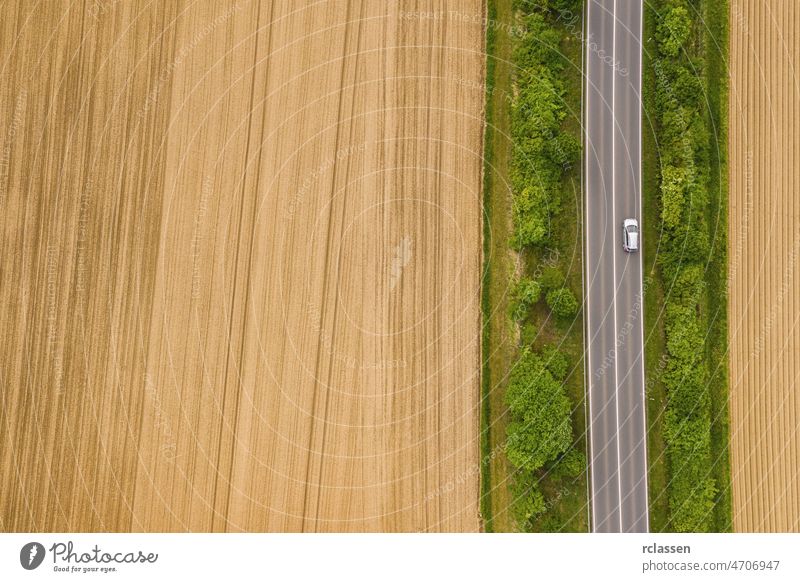 Luftaufnahme eines Autos, das sich auf der Straße bewegt. Straßenverkehr Konzept Hintergrund. einschließlich Kopie Raum Dröhnen Fernstraße Ausflug