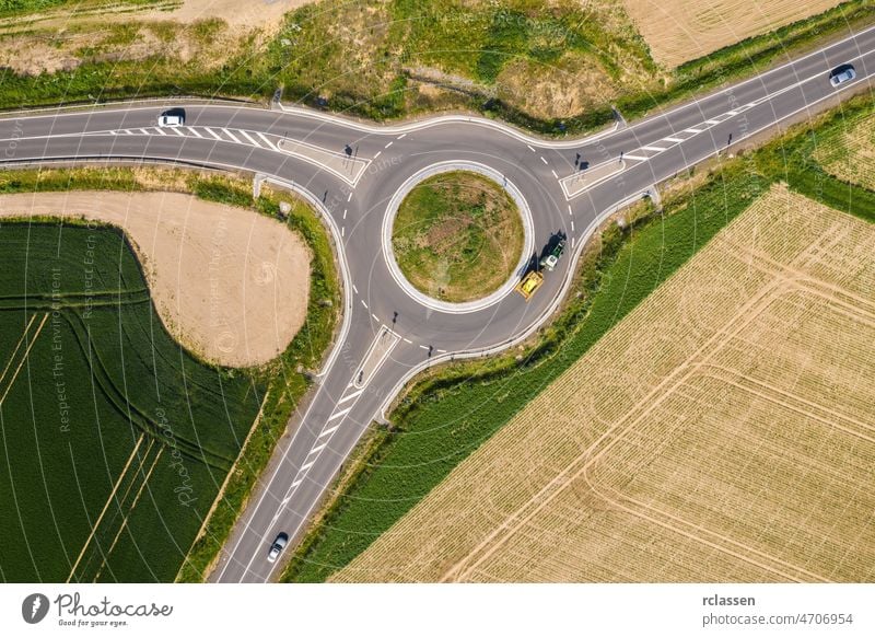 Verkehrskreisel, Kreisverkehr - Luftaufnahme kreisen Autobahn Dröhnen Transport Sommer modern PKW Straße Europa Fahrspur Auge Laufwerk urban rund Route Autos