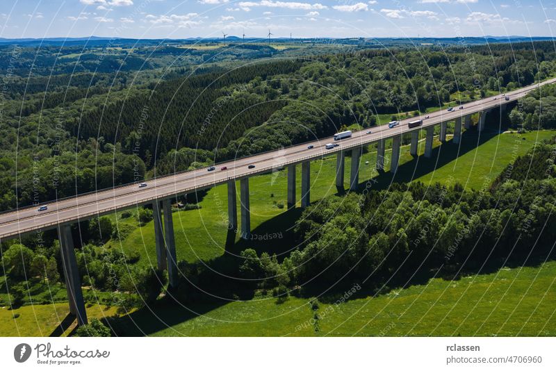 Autobahnbrücke - Luftaufnahme Brücke Deutschland Sommer Dröhnen schön Land Abzweigung im Freien Fernstraße Kreuzungen Großstadt Luftautobahn Fahrzeug Straße