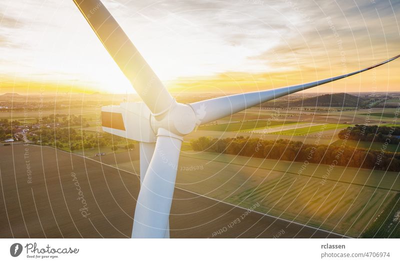 Windkraftanlagen und landwirtschaftliche Felder an einem Sommertag - Energieerzeugung mit sauberer und erneuerbarer Energie - Luftaufnahme Turbine Kraft Umwelt