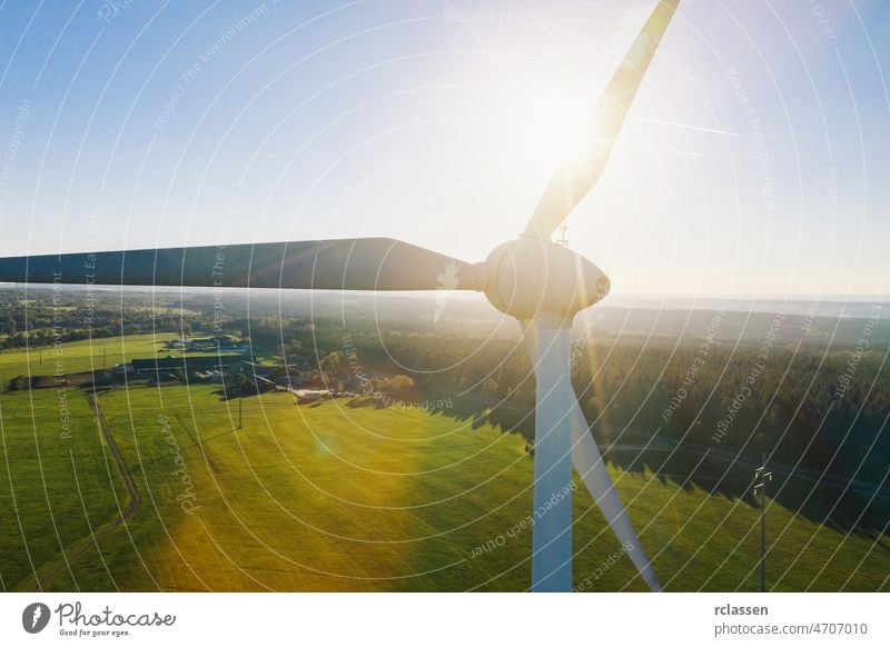 Windkraftanlagen und landwirtschaftliche Felder an einem Sommertag - Energieerzeugung mit sauberer und erneuerbarer Energie - Luftaufnahme Turbine Kraft Umwelt