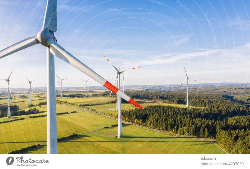 Windturbine aus der Vogelperspektive - Nachhaltige Entwicklung, umweltfreundliches, erneuerbares Energiekonzept. Turbine Windpark Kraft Umwelt Brennstoff