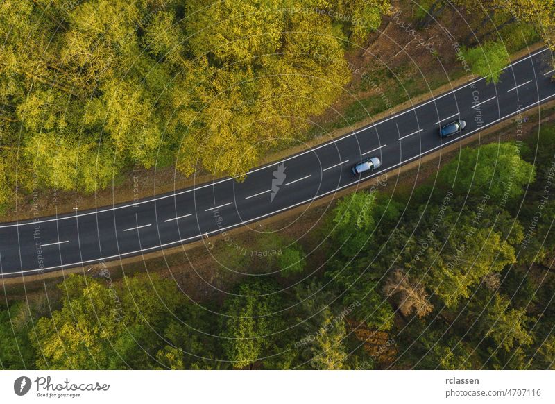 Drone Ansicht von Autos fahren auf Vorstadtstraße auf Hintergrund Sommer Wald Straße Antenne Dröhnen Auge Kurve Landschaft Natur Abenteuer grün PKW Asphalt Gras