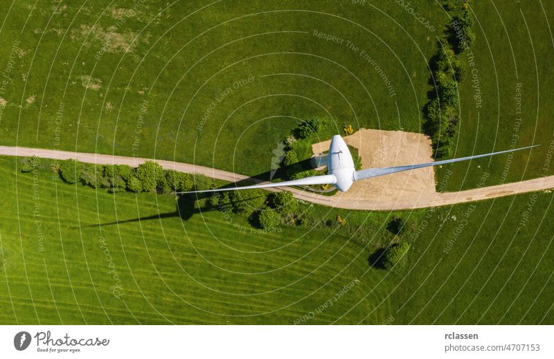 Luftaufnahme einer Windkraftanlage von oben Turbine Kraft Windmühle Raster Top Antenne Dröhnen Raps nachhaltig Wetter Linien Ackerbau Verschmutzung Sauberkeit