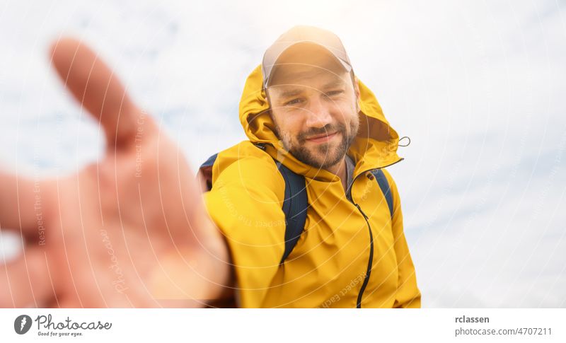 Fröhlicher bärtiger junger Mann Alleinreisender macht Selfie am Strand - Abenteuer Fernweh Konzept am Strand Glück Porträt Lächeln Person Hipster fotografierend