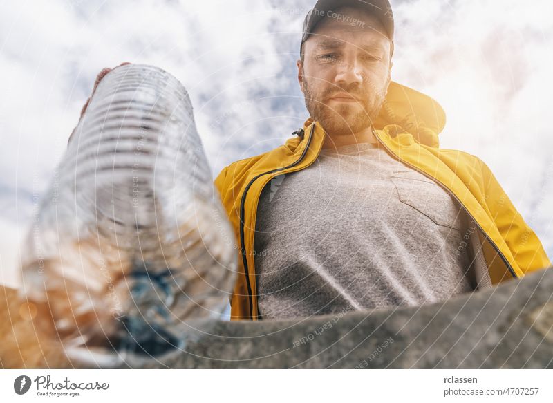 Mann wirft Plastikflasche in den Müll hinwerfen Kunststoffflasche Glück Porträt Selfie Person Hipster Verschlussdeckel pov unter Kommissionierung dreckig