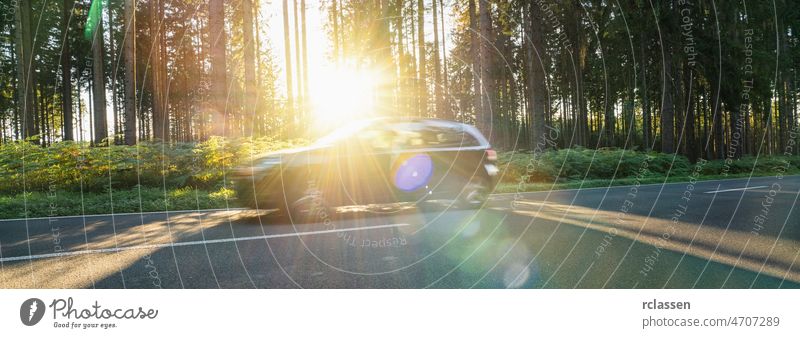 Auto fährt eine lange Waldstraße in den Alpen bei Sonnenuntergang Straße Berge u. Gebirge Autobahn leer Sonnenaufgang Ausflug malerisch Landschaft Sommer