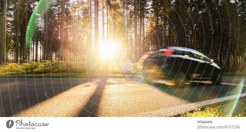 Langer Waldweg mit Auto Im Alpengebirge bei Sonnenuntergang Straße Berge u. Gebirge Autobahn leer Sonnenaufgang Ausflug malerisch Landschaft Sommer Asphalt