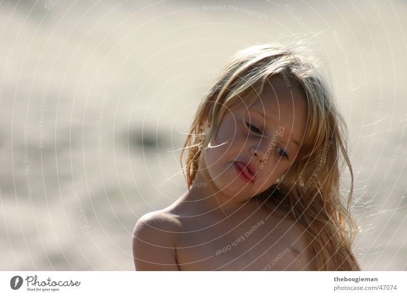 Maya am Strand 2 Mädchen Haare & Frisuren Locken Zunge Sand frech Coolness