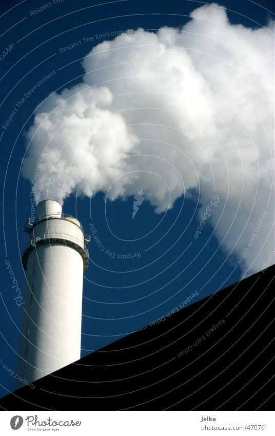 rauchwolken Himmel Schornstein blau weiß Wasserdampf Nebelwolke Abgas Industriefotografie smoke dusk fog chimney exhaust funnel flue stack blu sky white