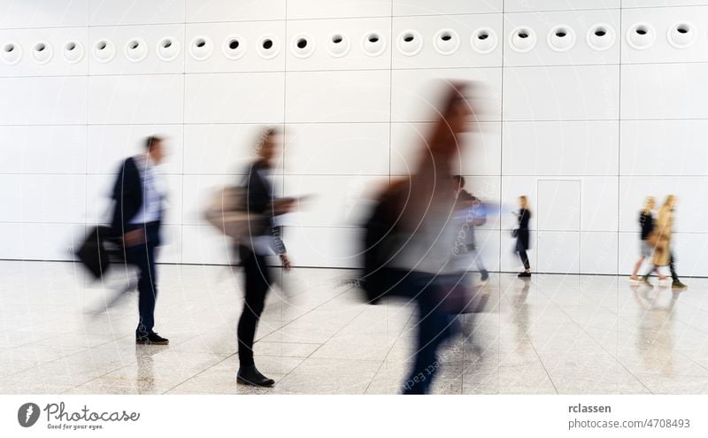 Viele anonyme, verschwommene Menschen gehen im Einkaufszentrum einkaufen Geschäftsmann Business Anzahl & Menge Betrag Fairness Massen Kaufhaus Kaufhof Karriere