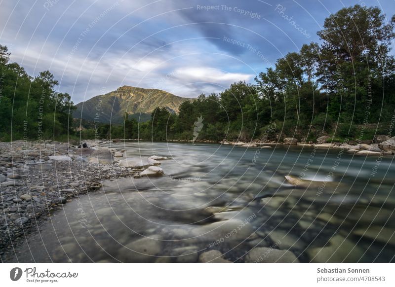 schöner klarer Bergfluss Ara in Langzeitbelichtung mit Berg im goldenen Sonnenlicht im Hintergrund, Pyrenäen, Spanien Natur Berge u. Gebirge Fluss reisen