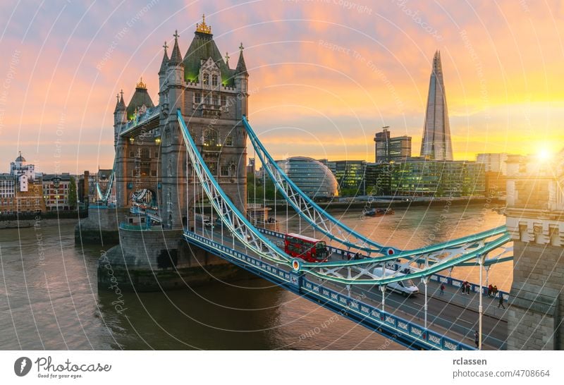 Blick aus der Luft auf die beleuchtete Tower Bridge und die Skyline von London, Großbritannien, kurz nach Sonnenuntergang Brücke Turm Europa England