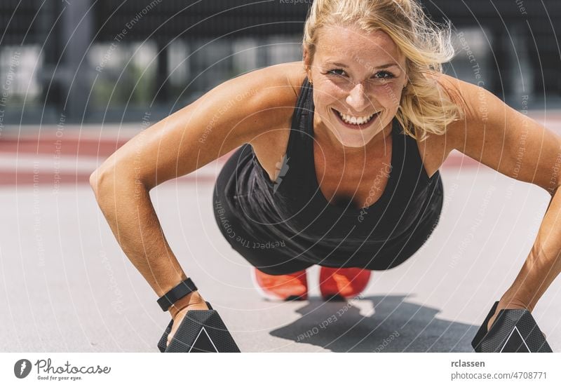 Cross-Training. Junge Frau beim Training mit Hanteln stark Heben Fitness Kraft Sport Fitnessstudio panoramisch Transparente Übung aktiv Aktivität Athlet