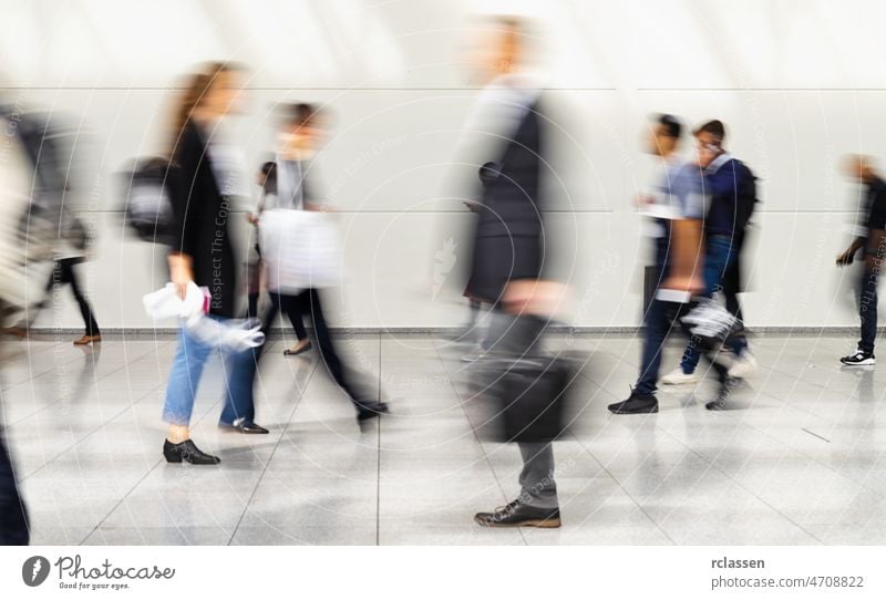 Internationaler anonymer Andrang auf der Messe Fairness Business Menschen Anzahl & Menge Betrag gehen Sie Fußgänger Besucher laufen Veranstaltung Geschäftsmann