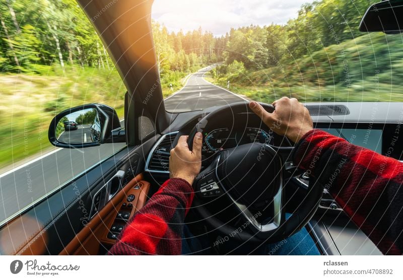 Hände des Autofahrers am Lenkrad, Autoreise, Fahren auf der Landstraße PKW Kurve im Inneren Asphalt Armaturenbrett Tag Fahrer Europa Abend Ichform Vorderseite