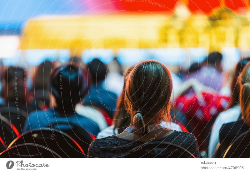 Geschäftsleute Meeting Konferenz Seminar Konzeptbild Tagung Redner dozieren Menge Werkstatt Fairness Kongress Messeauftritt Veranstaltung Publikum Präsentation