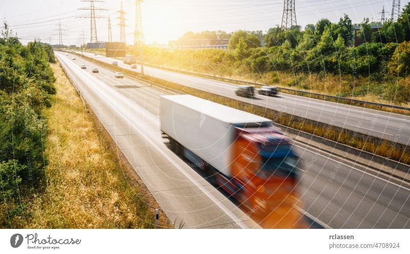 Viele Lastwagen und Autos auf einer Autobahn - Transportkonzept, Platz für Ihren individuellen Text. überfüllt Fracht Automobil Anhänger Versand Asphalt blau