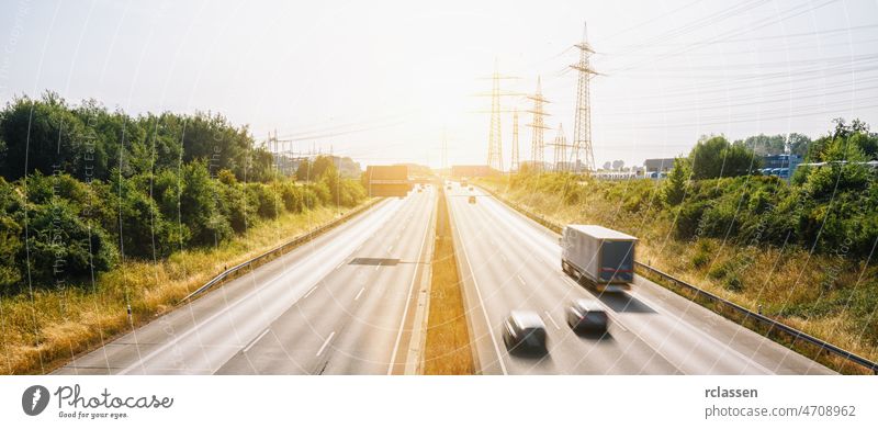 Viele Lastwagen und Autos auf einer Autobahn - Verkehrskonzept überfüllt Fracht Automobil Anhänger Versand Asphalt blau Unschärfe Business PKW Ladung fahren