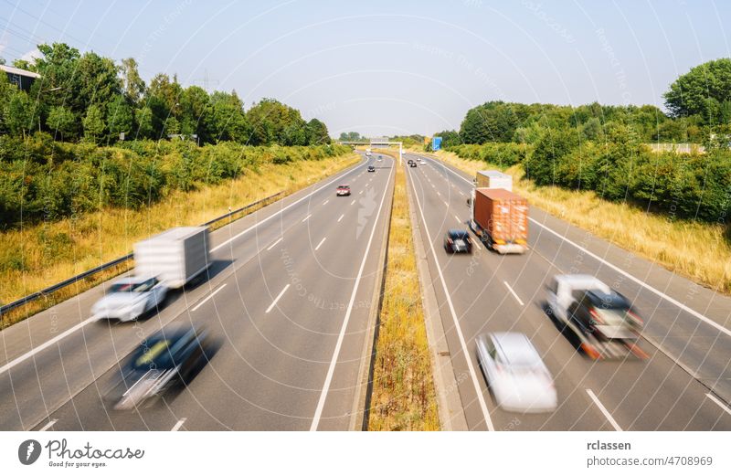 Viele Lastwagen und Autos auf einer Autobahn - Verkehrskonzept überfüllt Fracht Automobil Anhänger Versand Asphalt blau Unschärfe Business PKW Ladung fahren