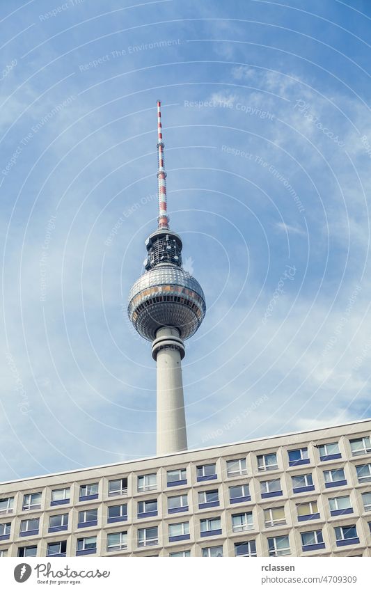 berliner fernsehturm Alexanderplatz Antennen Architektur Berlin Deutschland Kapital Europa Gebäude Wahrzeichen reisend Denkmal Sommer Großstadt Tourismus Urlaub