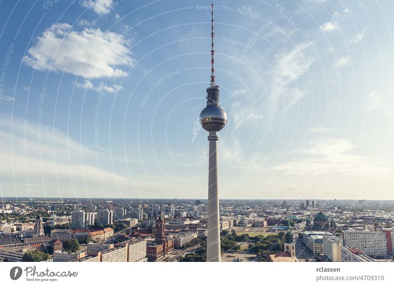 Berliner Skyline Alexanderplatz Antennen Architektur Deutschland Kapital dom Europa Gebäude Wahrzeichen reisend Denkmal Sommer Großstadt Tourismus Urlaub Wolken