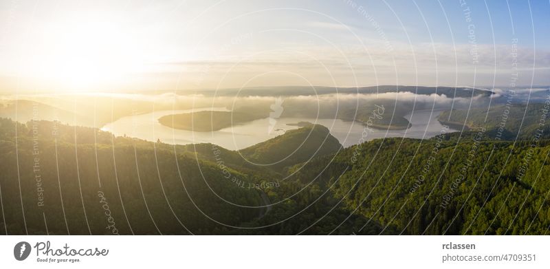 Der Rursee im Nationalpark Eifel am Morgen rursee Antenne blau Dröhnen grün Sonnenaufgang Sonnenuntergang Natur außerhalb Panorama Sonnenlicht Stausee Wolken