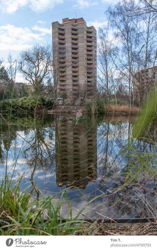 ein DDR Plattenbau spiegelt sich im Teich Winter Prenzlauer Berg Berlin Stadt Außenaufnahme Hauptstadt Stadtzentrum Menschenleer Park Ernst Thälmann Park Tag