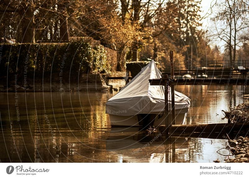 Boot am Steg im Kanal Wasser Gegenlicht Wasserfahrzeug Außenaufnahme Spiegelung Bäume Frühling Reflexion Wasseroberfläche Menschenleer Reflexion & Spiegelung