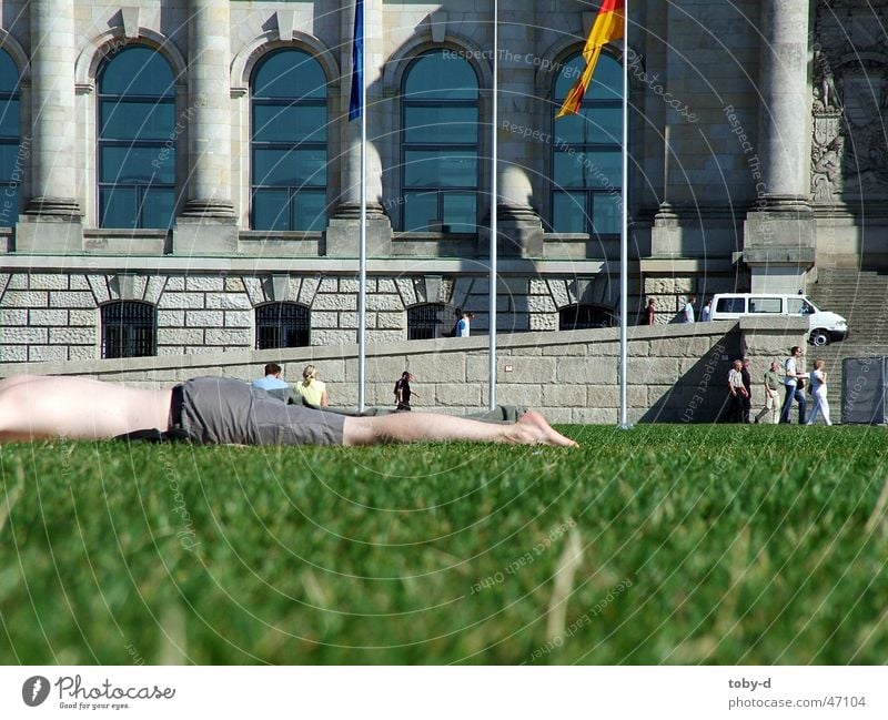 faul am Reichstag Erholung Wiese Freizeit & Hobby Außenaufnahme Deutscher Bundestag faul sein lazy Rasen Berlin Houses of Parliament sommer in berlin