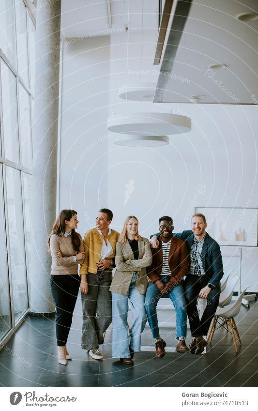 Gruppe von positiven Geschäftsleuten, die im Büro zusammenstehen Person Vielfalt Männer Frauen jung Afrikanisch Erwachsener Business Geschäftstreffen