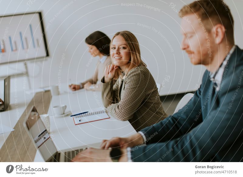 Gruppe multiethnischer Geschäftsleute, die zusammenarbeiten und ein neues Projekt vorbereiten, bei einem Treffen im Büro schwarz Brainstorming Business