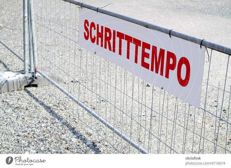 Schritttempo  Schild an Bauzaun bauzaun absperrung gitter geschwindigkeit schritttempo schrittempo langsam schnell Baustelle Schutz Verbote Absperrung Gitter